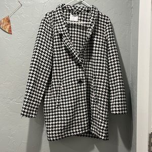 Black and white old navy hounds tooth long jacket